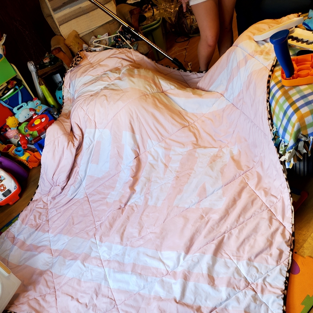 Victoria secret pink queen comforter
